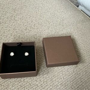 Elegant 14kt Gold Stud Earrings